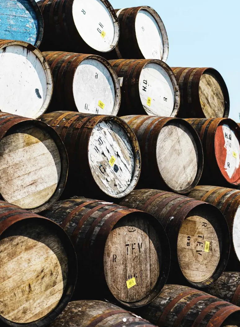 Empilement de barriques de chêne, fonds marqués à la main