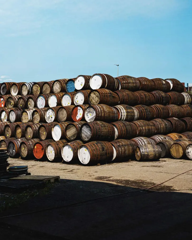 Fûts de chêne stockés en extérieur avant maturation